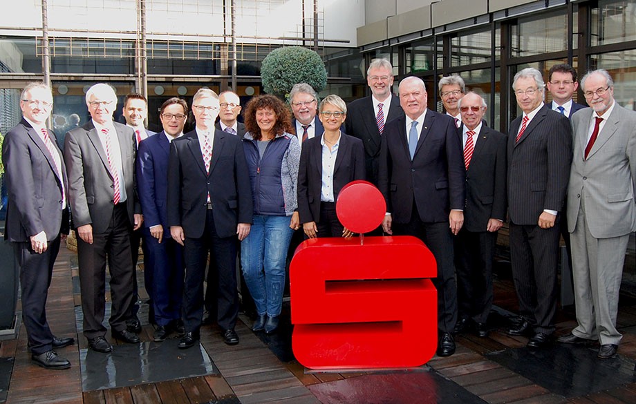 Auf unserem Bild: Gerhard Grandke mit den Mitgliedern des Verwaltungsrates sowie des Vorstandes der Sparkasse Langen-Seligenstadt.