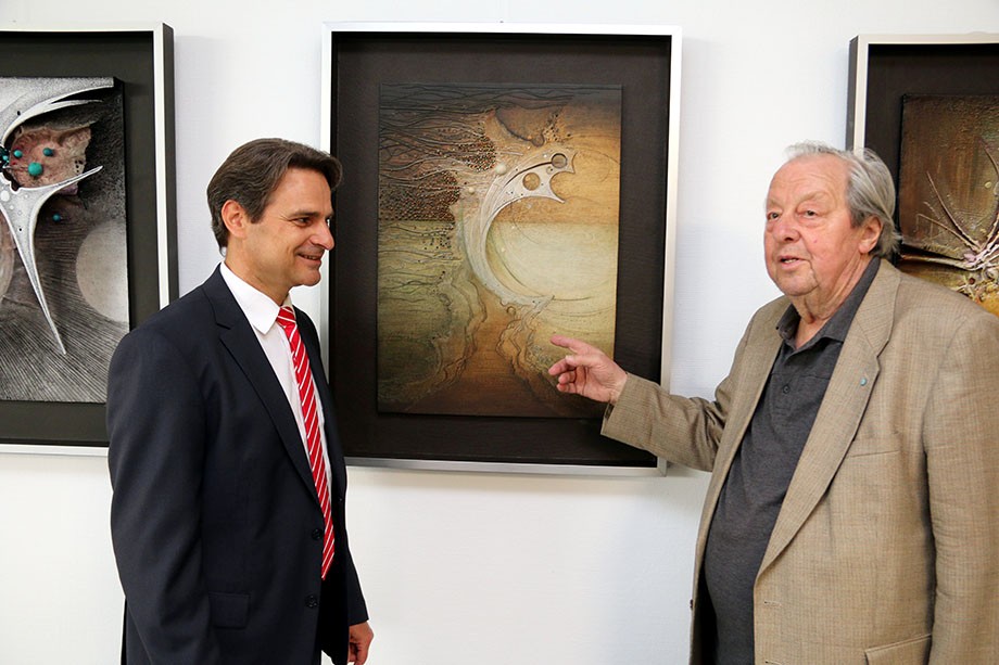 Auf unserem Bild von links nach rechts:  Torsten Reuter, Regionaldirektor  Langen / Egelsbach der Sparkasse Langen-Seligenstadt  mit dem Künstler Heinrich Umbach