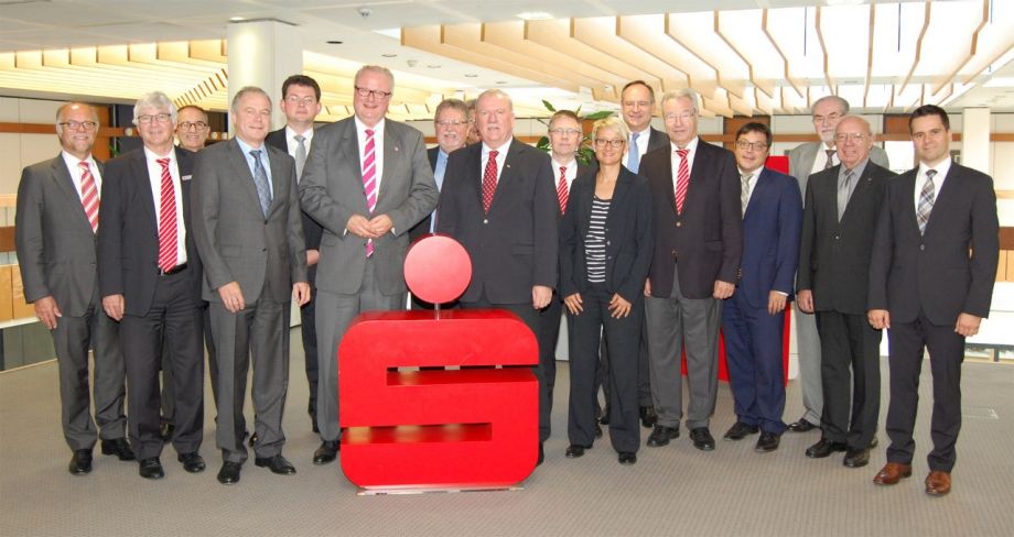 Minister Dr. Schäfer (6. v.l.) mit Mitgliedern des Verwaltungsrates sowie des Vorstandes der Sparkasse Langen-Seligenstadt.