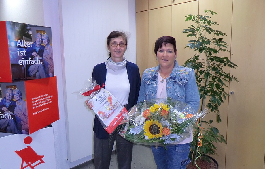 Auf unserem Bild – Gewinnerin aus Obertshausen –von links nach rechts: Kerstin Bonaventura, Kundebetreuerin der Sparkasse, und Gewinnerin Alexandra Bauer
